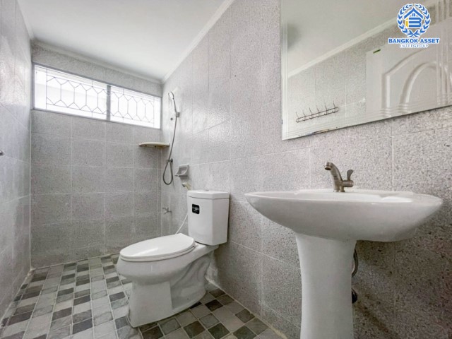 *****บ้านเดี่ยวมือสองย่านนนทบุรี ม. ศราวัณวิลล์ แจ้งวัฒนะ บนเนื้อที่ 54 ตร.ว. ฟังก์ชัน 4 ห้องนอน 3 ห้องน้ำ 3 ที่จอดรถ บ้านรีโนเวทใหม่ สภาพสวยพร้อมอยู่ แถมเครื่องปรับอากาศ บนทำเลเชื่อมต่อทุกการเดินทาง ใกล้รถไฟฟ้าสายสีชมพู "สถานีแจ้งวัฒนะ-ปากเกร็ด" และทางด่วน "ศรีรัช"